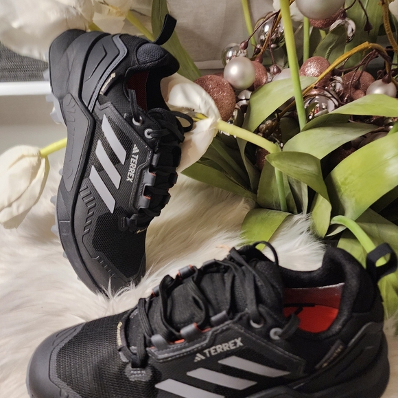 adidas men's Terrex Swift R3 Sneaker Men7/Women new - Picture 2 of 5